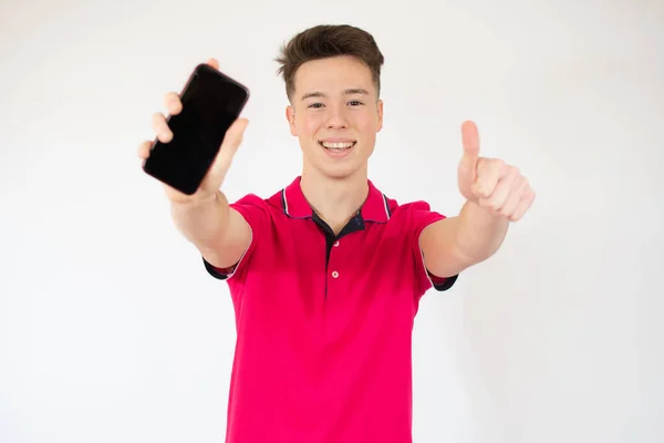 Jonge Knappe Jongen Tonen Smartphone Scherm Duim Omhoog Geïsoleerde Achtergrond — Stockfoto