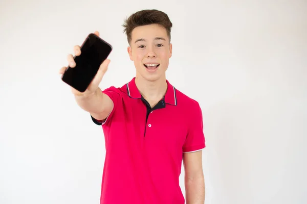 Jonge Knappe Jongen Tonen Smartphone Scherm Geïsoleerde Achtergrond Zeer Gelukkig — Stockfoto