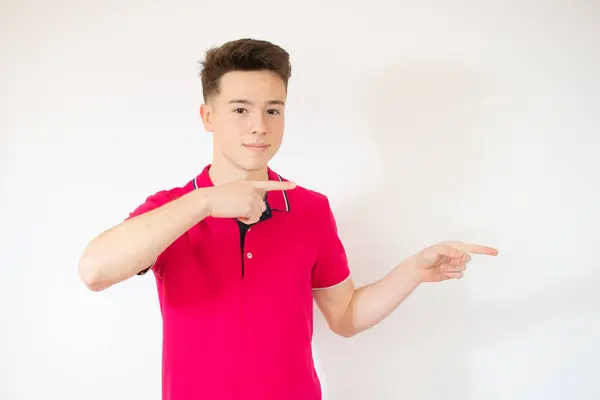 Stilig Pojke Peka Finger Till Tom Öppen Hand Isolerad Vit — Stockfoto