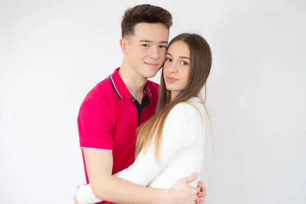Souriant Jeune Couple Serrant Dans Ses Bras Sur Fond Blanc — Photo