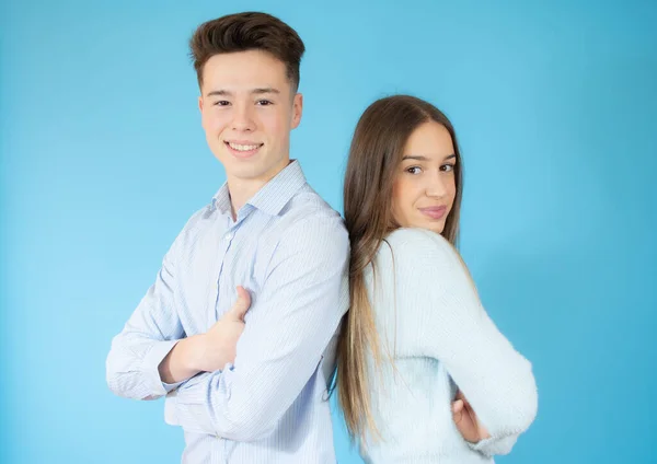 Allegro Ragazzo Felice Ragazza Con Mani Incrociate Piedi Indietro Sfondo — Foto Stock