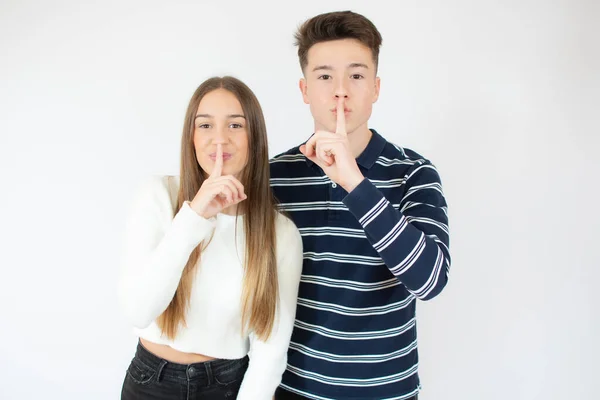 Casal Jovem Sorrindo Com Gesto Silêncio Manter Segredo Sobre Fundo — Fotografia de Stock