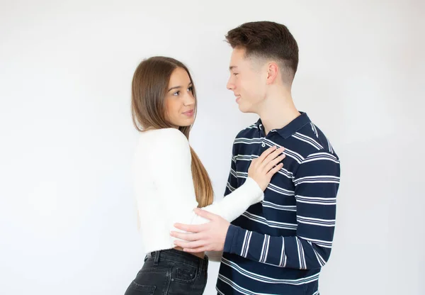 Menino Uma Menina Olhando Uns Aos Outros Amor Sobre Fundo — Fotografia de Stock