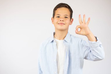 Kahverengi gözlü yakışıklı çocuk, parmağını kaldırıyor, üç numara.