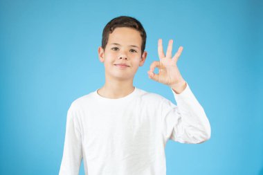 Kahverengi gözlü yakışıklı çocuk, parmağını kaldırıyor, üç numara.