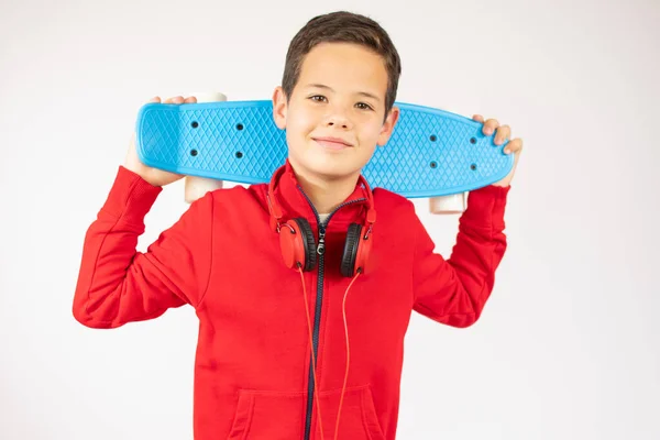 Retrato Comprimento Total Menino Adorável Montando Skate Isolado Contra Fundo — Fotografia de Stock