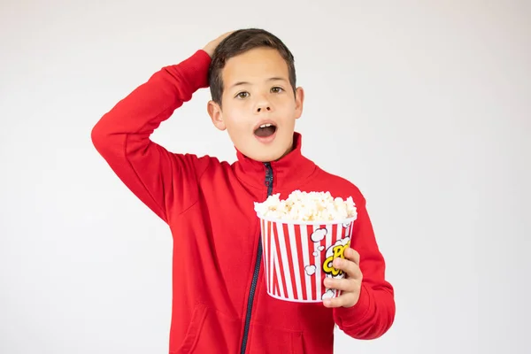 Młode Piękne Dziecko Popcornem Odizolowane Białym Tle — Zdjęcie stockowe
