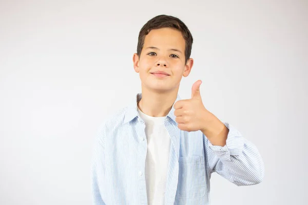 親指を示す幸せな少年の肖像画ジェスチャー 隔離された白い背景 — ストック写真