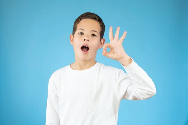 Hübsches Kleinkind Mit Braunen Augen Das Den Finger Hebt Ist — Stockfoto