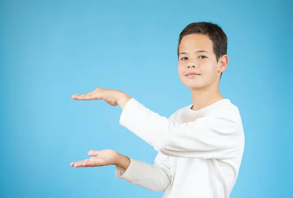 Schöne Junge Junge Über Isolierten Blauen Hintergrund Überrascht Zeigt Und — Stockfoto