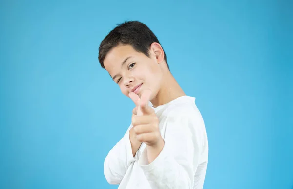 Portret Van Een Mooie Blanke Jongen Die Glimlacht Een Gelukkig — Stockfoto