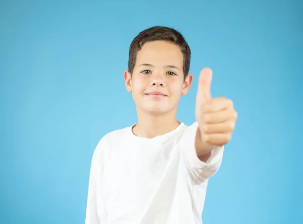 Porträt Eines Glücklichen Jungen Mit Daumen Hoch Geste Isoliert Blauen — Stockfoto
