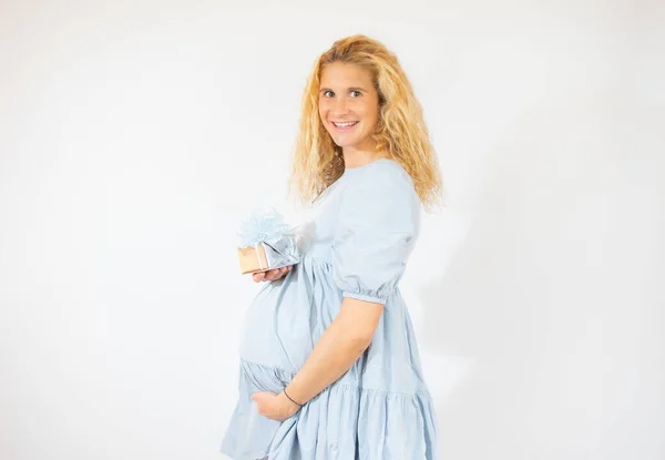 Těhotná Žena Drží Malou Dárkovou Krabičku Svých Rukou Máma Čeká — Stock fotografie