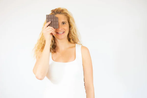 Retrato Una Hermosa Mujer Sosteniendo Una Barra Chocolate Cara Aislada — Foto de Stock