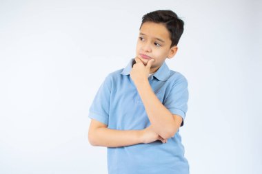 Beyaz arka plan üzerinde düşünen beyaz bir çocuk.