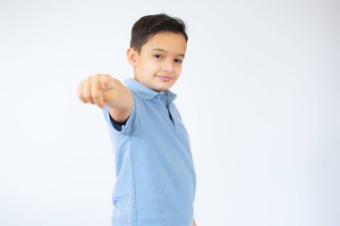 Beyaz arka planda başparmağı yukarıda beyaz bir beyaz çocuk.