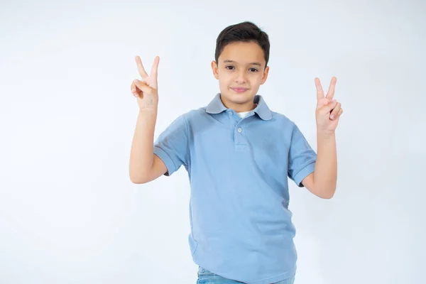 Glückliches Kind Kleiner Junge Zeigt Daumen Hoch Siegesgeste Einem Blauen — Stockfoto