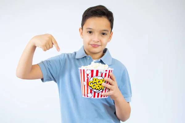 Młode Kaukaskie Dziecko Popcornem Białym Tle — Zdjęcie stockowe