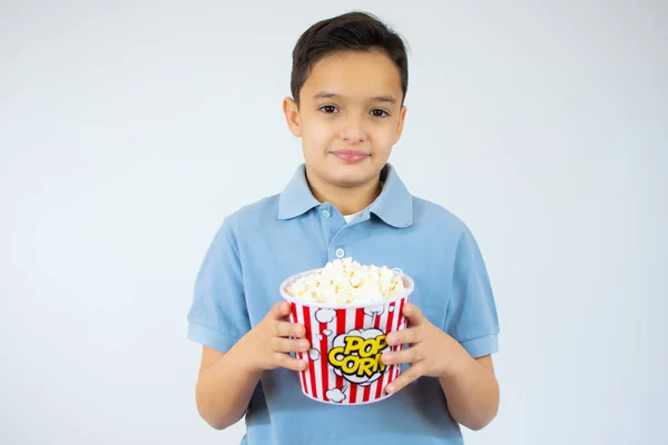 Młode Kaukaskie Dziecko Popcornem Białym Tle — Zdjęcie stockowe