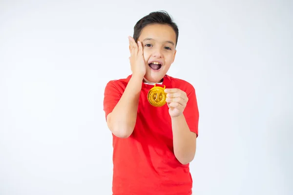 Niño Expresivo Feliz Con Medalla Aislada Blanco —  Fotos de Stock
