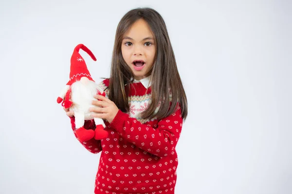 Surpreendido Linda Menina Segurando Brinquedo Papai Noel Sobre Fundo Branco — Fotografia de Stock