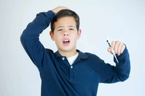 Junge Hält Thermometer Mit Besorgter Geste Über Weißem Hintergrund — Stockfoto