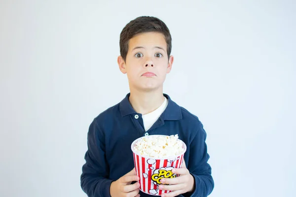 Zaskoczony Chłopiec Jedzący Popcorn Białym Tle — Zdjęcie stockowe