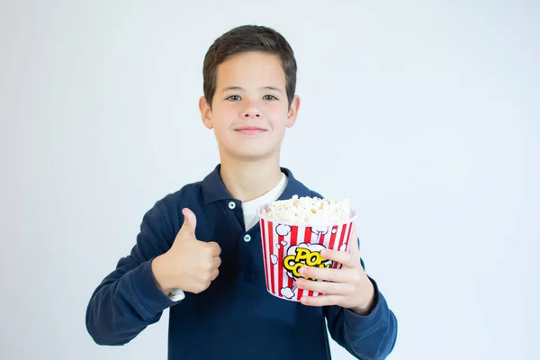 Uśmiechnięty Chłopiec Jedzący Popcorn Kciukiem Górze Białym Tle — Zdjęcie stockowe