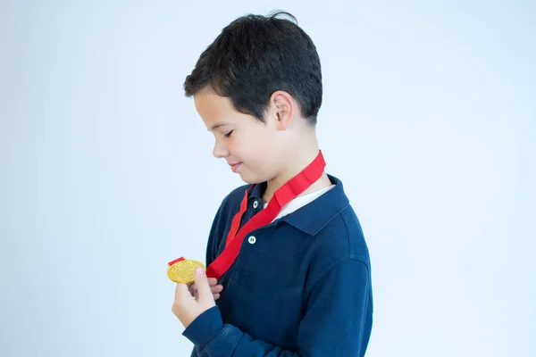 Niño Mirando Medalla Oro Sobre Fondo Blanco —  Fotos de Stock