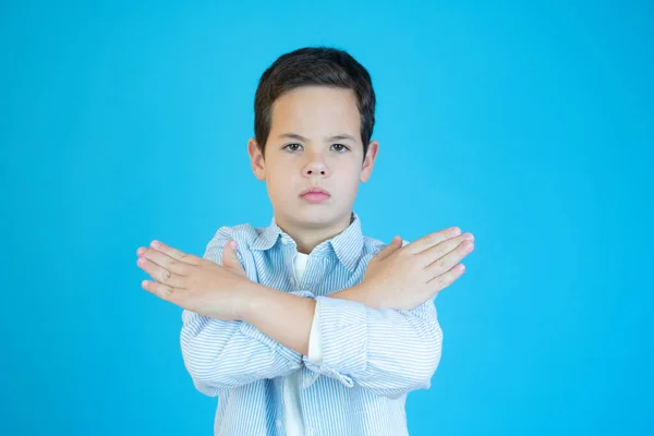 Netter Kaukasischer Junge Lässigem Hemd Vor Blauer Wand Wütender Gesichtsausdruck — Stockfoto