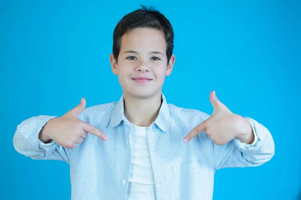 Ein Junge Zeigt Auf Sich Selbst Isoliert Auf Blauem Hintergrund — Stockfoto