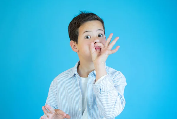 Chłopiec Pokazując Porządku Gest Języku Migowym Niebieskim Tle — Zdjęcie stockowe