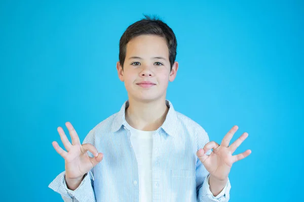 Menino Mostrando Gesto Linguagem Sinais Fundo Azul — Fotografia de Stock