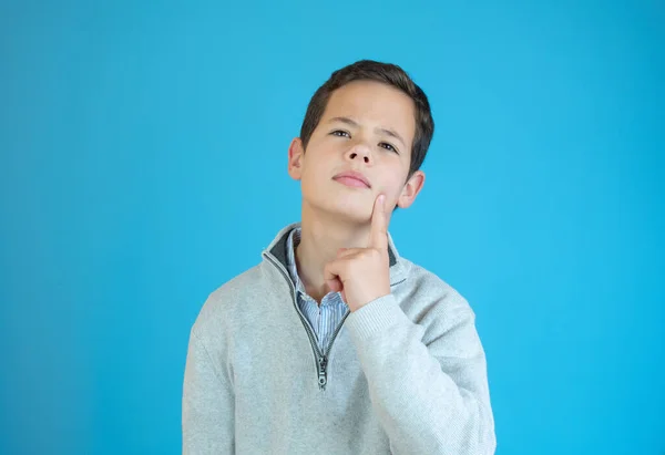 Retrato Cara Pensativo Roupas Casuais Fundo Azul Olha Para Lado — Fotografia de Stock