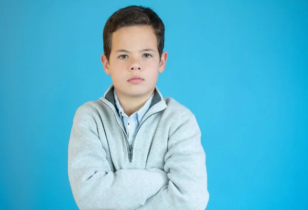 Menino Vestindo Camisola Casual Com Braços Dobrados Isolado Fundo Azul — Fotografia de Stock