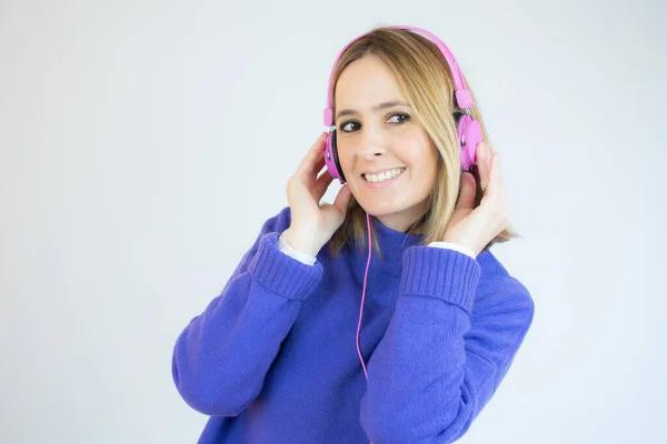 Concepto Estilo Vida Retrato Mujer Hermosa Alegre Escuchando Música Teléfono —  Fotos de Stock