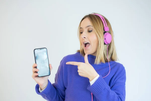Lifestyle Concept Portrait Beautiful Woman Joyful Listening Music Mobile Phone — Stock Photo, Image