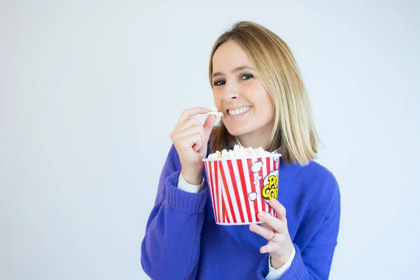 Uśmiechnięta Kobieta Jedząca Popcorn Miski Odizolowany Portret Białym — Zdjęcie stockowe