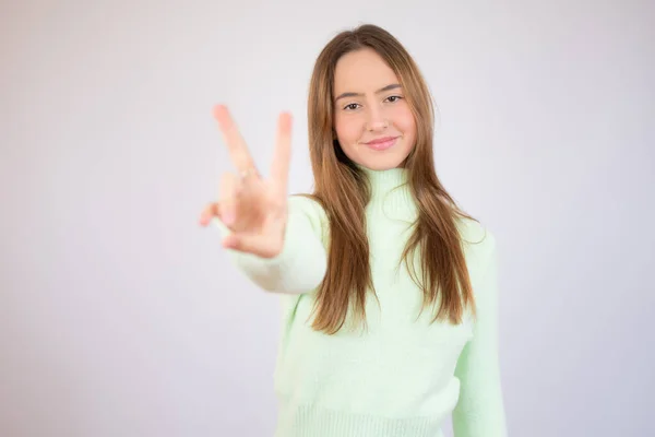 Jonge Mooie Vrouw Met Een Groene Trui Die Een Witte — Stockfoto