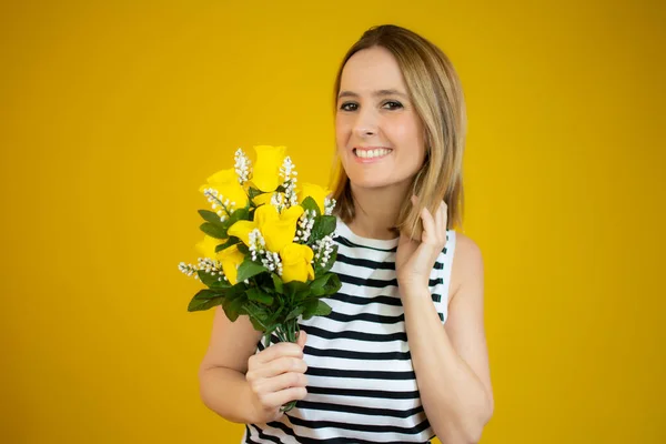 Retrato Una Bonita Joven Vestida Con Camiseta Rayas Sosteniendo Ramo — Foto de Stock