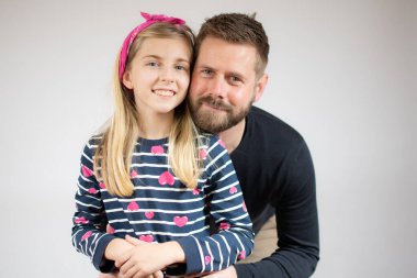 Sıradan giyinmiş, gülümseyen sakallı adam tatlı bir kızla iyi eğlenceler..