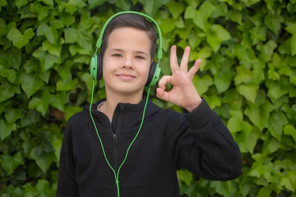 Jovem Menino Sorrindo Usando Fones Ouvido Com Sinal Livre — Fotografia de Stock