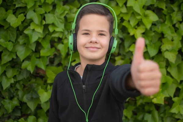 Νεαρό Χαμογελαστό Αγόρι Φορώντας Ακουστικά Τον Αντίχειρα Επάνω Εξωτερικούς Χώρους — Φωτογραφία Αρχείου