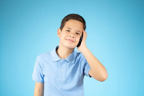 Junger Cooler Junge Spricht Auf Handy Vor Blauem Hintergrund — Stockfoto