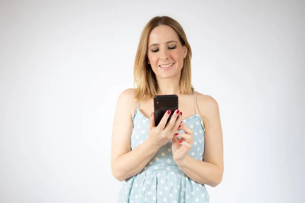 Lächelnde Junge Frau Mit Handy Vor Weißem Hintergrund — Stockfoto