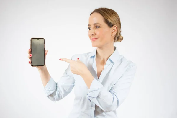 Junge Geschäftsfrau Zeigt Smartphone Vor Weißem Hintergrund — Stockfoto