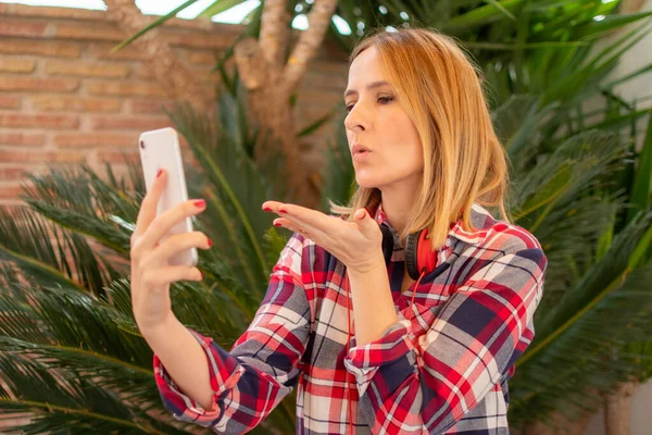 Glückliche Gelegenheitsfrau Nutzt Smartphone Freien — Stockfoto