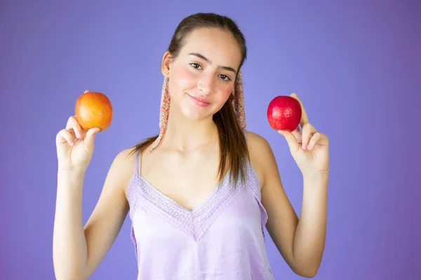 Retrato Una Joven Sonriente Sosteniendo Dos Manzanas Sobre Fondo Púrpura — Foto de Stock