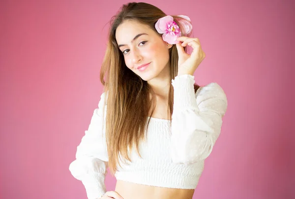 Junges Lächelndes Mädchen Mit Einer Blume Auf Rosa Hintergrund — Stockfoto