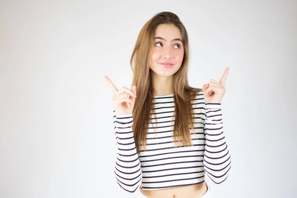 Retrato Una Hermosa Joven Pie Sobre Fondo Blanco Aislado Que — Foto de Stock